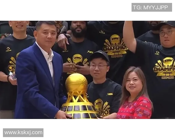 历史首个三连冠荣耀时刻香港金牛再次捧起NBL总冠军奖杯